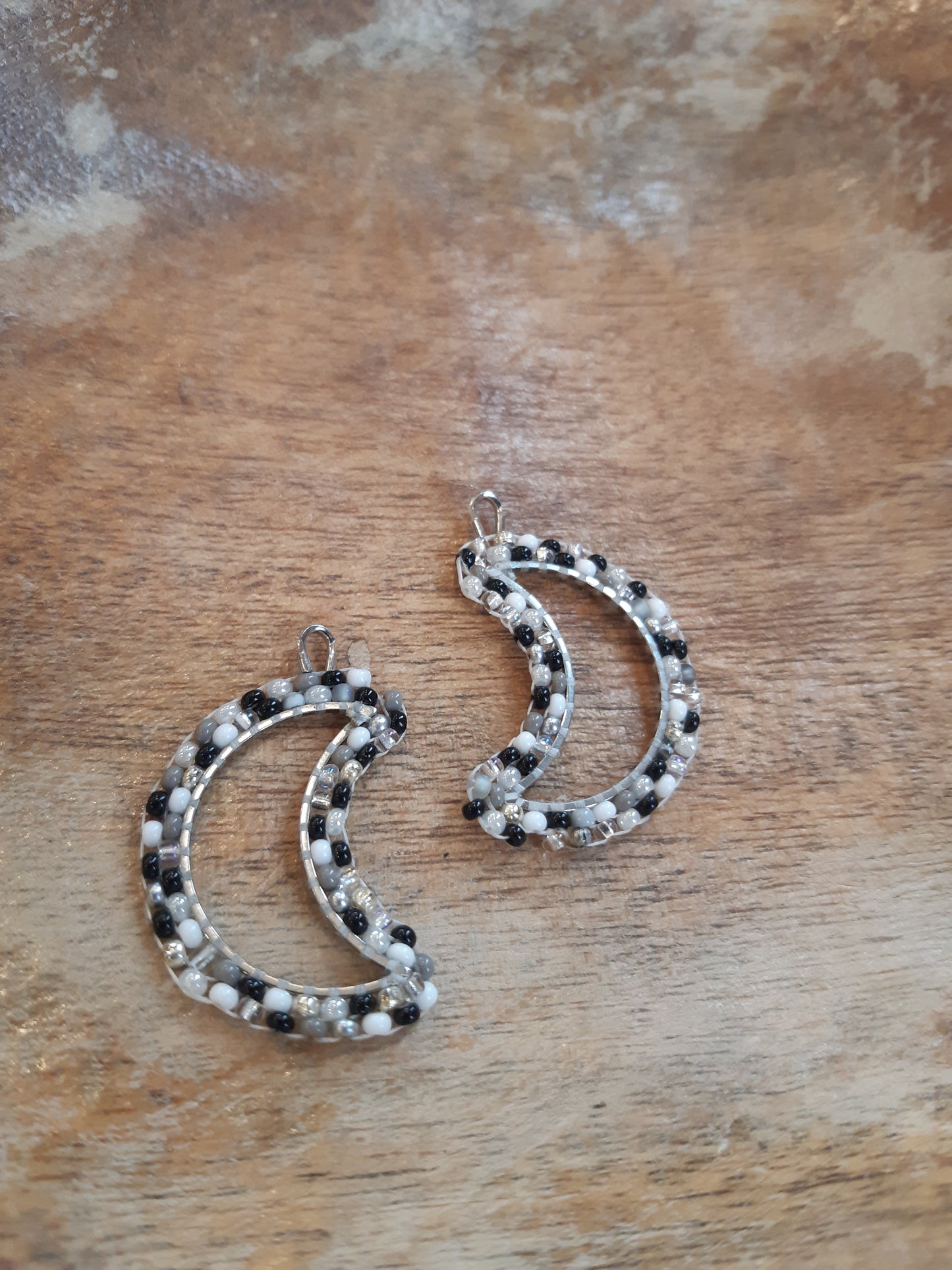 Sikw Elasa'sit - moon earrings