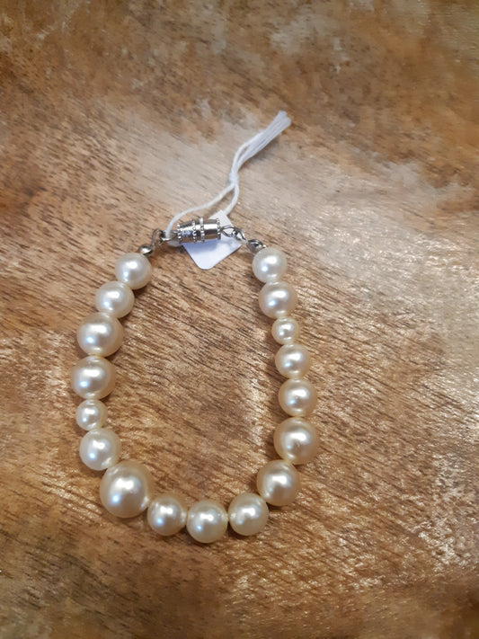 Cream pearls bracelet