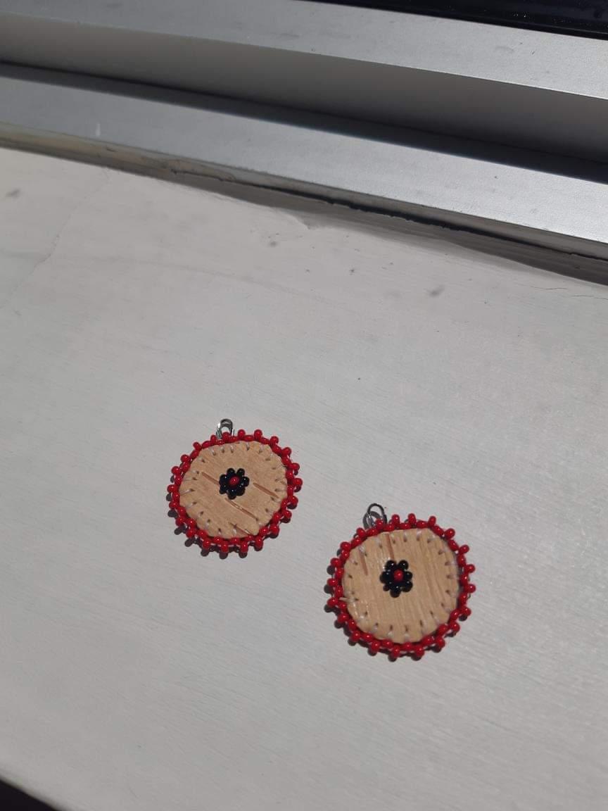 Black and red birch bark drops